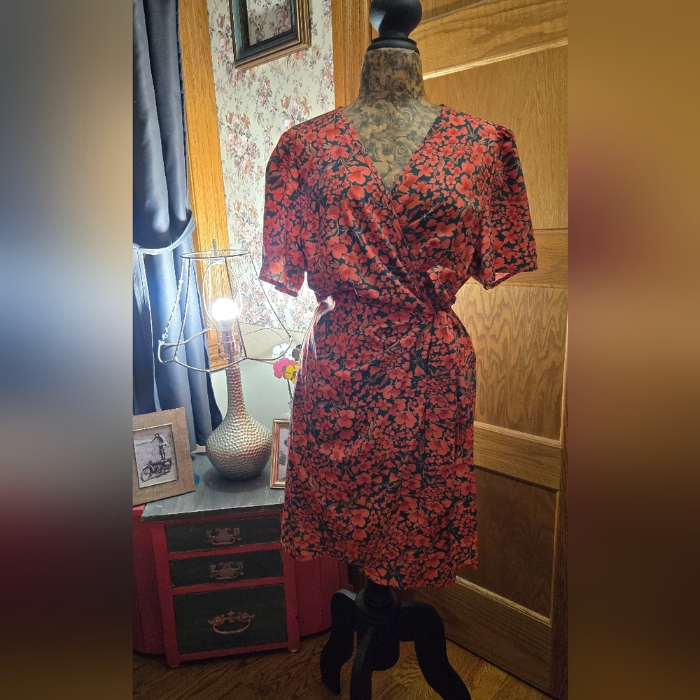 Beautiful NEW SHEIN Wrap Dress, 1X, Flattering and Stylish